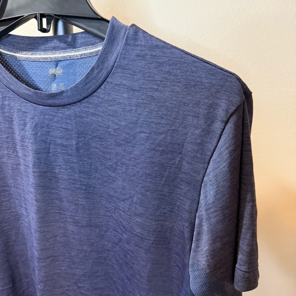 Uniqlo Men's Heathered Blue Short Sleeve Tee - Picture 2 of 7
